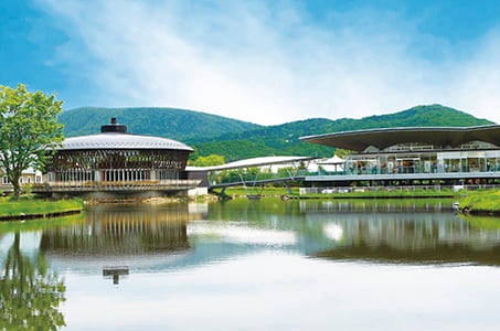 ＜JR特急＋北陸新幹線はくたか利用＞憧れのリゾート地「軽井沢プリンスホテル ウエスト」で寛ぐ2日間　自然とつながる癒しのひととき、、森のリゾートで贅沢な休日を♪3