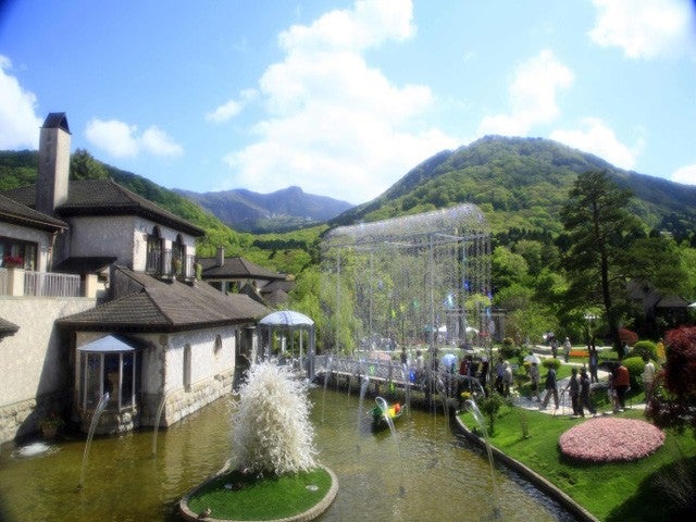 ■【静岡・神奈川】季節彩る素敵旅♪13,000株のあじさいが彩る「三島スカイウォーク」＆季節の花々と輝くクリスタルガラスの競演「箱根ガラスの森美術館」♪昼食はバイキング食べ飲み放題！1