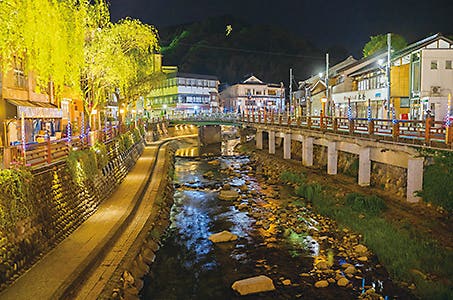 兵庫割(五位堂発)活アワビ・白イカ・雲丹 海鮮うまいもんと余部鉄橋&「湯村温泉街」日帰り ※ツアー当日参加者全員の本人確認書類・ワクチン3回接種証明又はPCR陰性証明の持参が参加条件