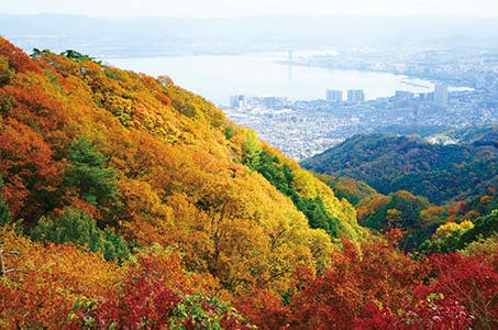 (梅田集合)クリスタルクルーザー「菫」 紅葉の比叡山延暦寺と近江牛ステーキランチ 日帰り ワクチン・検査パッケージ適用