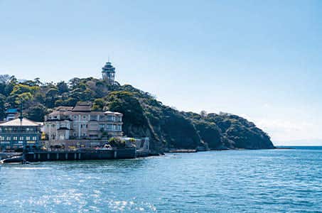 さいたま新都心発 【かながわ旅割適用】ニューオータニイン横浜プレミアムで優雅にホテルランチ江の島自由散策 日帰り ワクチン・検査パッケージ適用 かながわ旅割適用で1人あたりの旅行代金5000円割引
