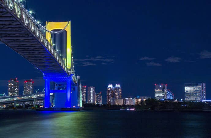 燦然と輝く夜の工場を鑑賞!「東京の夜景と川崎工場夜景」をめぐる、オープントップバスツアー