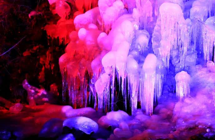 <2名様から催行保証!>幻想的な冬の絶景『三十槌の氷柱』と『あしがくぼの氷柱』と三峯神社