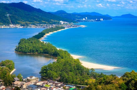 ≪全国旅行支援/きょうと魅力再発見旅プロジェクト≫【大阪発】美しい重要伝統建造物「伊根の舟屋」を眺める伊根湾めぐり&日本三景「天橋立」で冬の味覚カニに舌鼓!美しい日本の風景をめぐる絶景バスツアー♪