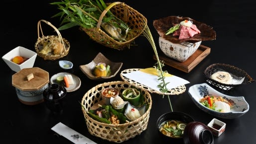 <もっとTokyo&Web割対象商品>【キングツアーバス旅】~東京の裏山で初夏のオアシスを体感~黒茶屋で季節の料理と「アナベルの雪山」〔狛江・調布・府中発〕
