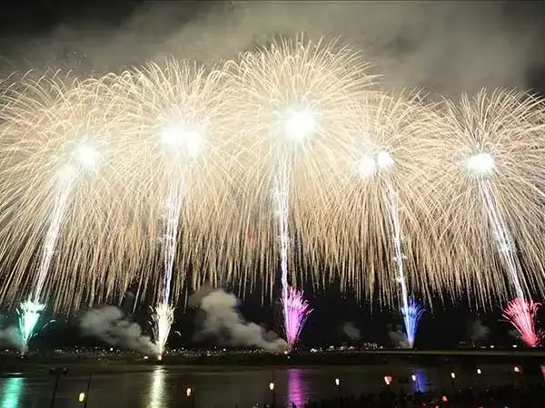 ★8/2.3催行決定★【新宿発】日本三大花火大会「長岡花火」&日本三大峡谷「清津峡」◎日本三大花火と日本三大峡谷を満喫♪慰霊と復興の思いを込めた打ち上げ花火と柱状節理の岩肌&エメラルドグリーンの自然美を楽しもう。南魚沼産コシヒカリの海鮮丼ランチ付き