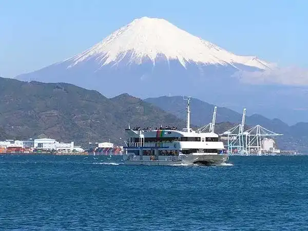 【横浜発】清水握り寿司クルーズ&日本平ロープウェイ久能山東照宮参拝◎清水湾クルージングで三保松原と富士山を観賞。久能山はロープウェイで空中散歩。日本平夢テラスの散策も楽しめる!握りずしのランチクルーズで海の上で昼食をお楽しみください☆