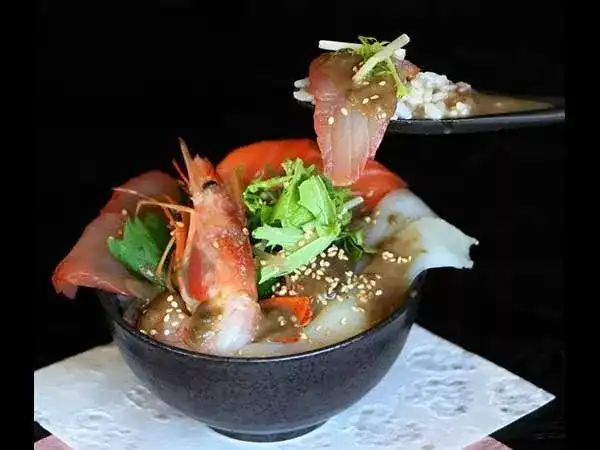 【東京発】絶景の「清津峡」&5つのテラス巡り&日本一「本気丼」の昼食付◎新潟といえばコシヒカリと海の幸。日本一の海鮮丼を食べに行こう♪さらに絶景の渓谷美や高原テラス、レトロな鉄橋などフォトスポット満載です。