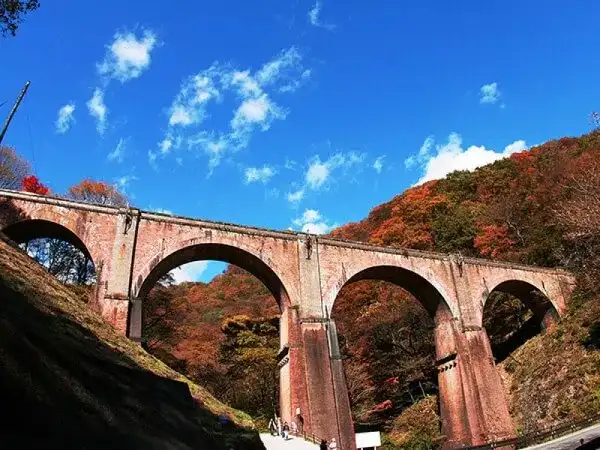 【東京・新宿発】軽井沢散策&雲場池・眼鏡橋 紅葉巡り◎秋色の軽井沢と群馬の映えスポットを周遊。アウトレットと旧軽井沢あなたどっち派?当日どちらか選んで自由気ままに楽しもう。人気道の駅ランキング常連のららん藤岡にもお立ち寄り。