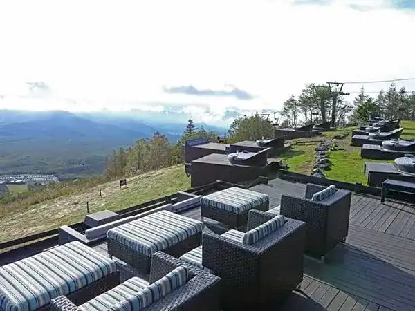 【横浜発】絶景の「清里テラス」&シャインマスカット狩り食べ放題◎秋色と清里ブルーが織りなす絶景を見ながらカフェタイム。果物狩りは豪華シャインマスカット!甲州ブランド肉の食べ比べ&ほうとうの山梨グルメ昼食にミニボトルワインプレゼント付き