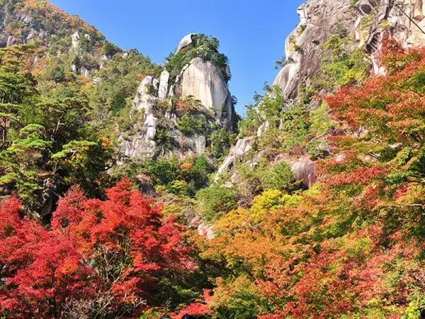 【横浜発】日本遺産「御岳昇仙峡」散策&秋の味覚「松茸御膳」と「ぶどう狩り」◎映えばっちり!紅葉深まる日本一の渓谷美の中をハイキング!松茸の昼食とブドウ狩り食べ放題で旬のグルメ満喫。武田信玄公を祭るパワースポットで勝運祈願&ご朱印ゲット!